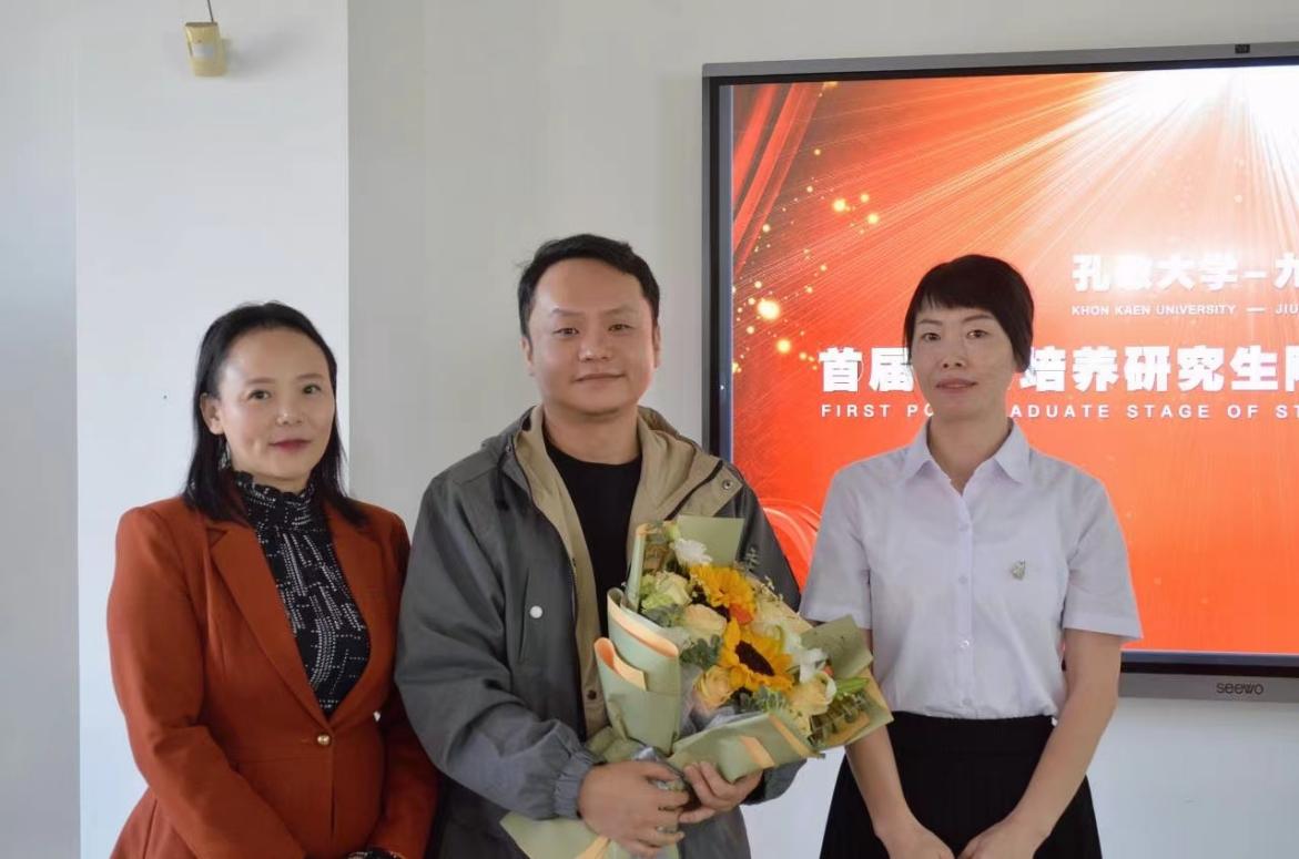 孔敬大学代表给2026世界杯官方合作网站国际交流处石主任献花